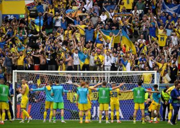 PEMAIN Ukraine meraikan kejayaan mereka bersama penyokong setelah menewaskan Slovakia 2-1 dalam aksi Kumpulan E Kejohanan Eropah (Euro) di Duesseldorf. - AFP