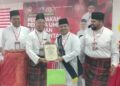 MOHAMMAD Sollehin Mohd. Tajie (dua dari kanan) menerima Anugerah Selempang Panglima Bukit Gantang pada Mesyuarat Perwakilan Pemuda UMNO di Bukit Gantang hari ini. - UTUSAN/WAT KAMAL ABAS