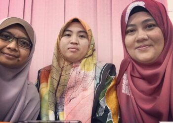 HASHIMAH Amir Amjah (kanan) bersama gurunya yang kini bergelar rakan sejawatan Salina Mohammad (kiri) dan Azhani Ahmad (tengah) di SMK Tersang, Raub.