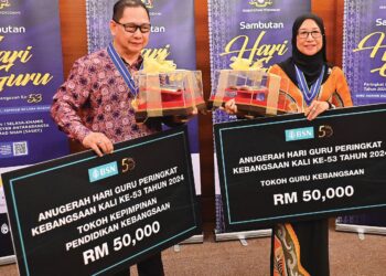 MASARIAH Mispari (kanan) menerima Anugerah Tokoh Guru Kebangsaan 2024 sempena sambutan Hari Guru Peringkat Kebangsaan Ke-53 di Kuantan baru-baru ini.