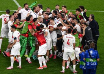 PEMAIN Turkiye meraikan kejayaan mereka mara ke pusingan 16 Euro 2024 selepas menumpaskan Republik Czech 2-1, hari ini.- AFP