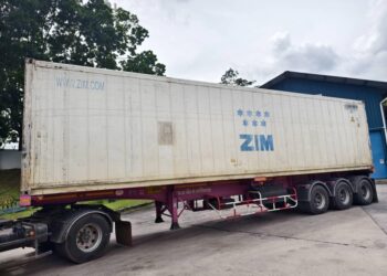SEBUAH lori berpendaftaran Thailand membawa kontena tertera nama ZIM di ICQS Padang Besar diarah berpatah balik ke Thailand Ahad lalu.- UTUSAN