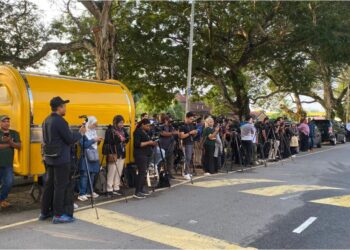 PETUGAS media yang menanti ketibaan suspek sebelum dibenarkan masuk ke dalam Kompleks Mahkamah Petaling Jaya, hari ini.