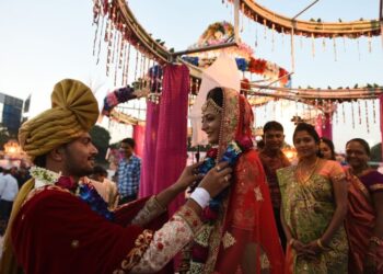 SECARA tradisi, orang Hindu menganggap tarikh perkahwinan yang sah mengikut agama dan adat apabila ketika pengantin lelaki mengikat taali pada leher pengantin wanita. – AFP