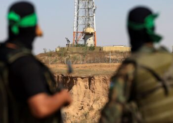 PEJUANG Palestin Briged Al-Qassam memantau ke arah kedudukan tentera Israel dan antena pengawasan, berhampiran sempadan di tengah Gaza.- AFP