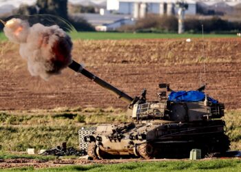 TEMBAKAN dilepaskan dari laras artileri gerak sendiri, Howitzer milik tentera Israel dari selatan negara itu ke arah Gaza, di tengah konflik berterusan antara rejim Zionis dan kumpulan pejuang Hamas.-AFP