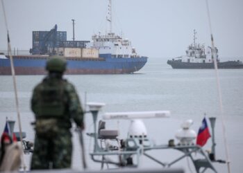 SEORANG anggota tentera Taiwan mengambil bahagian dalam latihan rutin di Pelabuan Liaoluo di Kinmen.- AFP