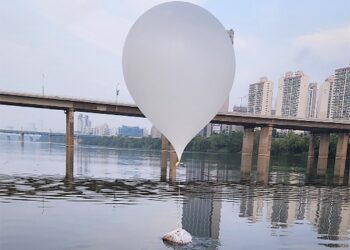 BELON sampah yang dikirim dari Korea Utara ke Korea Selatan. -AFP