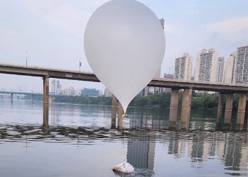 BELON sampah yang dikirim dari Korea Utara ke Korea Selatan. -AFP