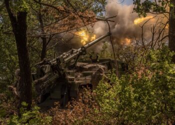 ANGGOTA kerahan Ukraine Briged Artileri ke-55 'Zaporizhzhia Sich' menembakkan artileri bergerak sendiri CAESER buatan Perancis ke arah kedudukan Russia, di wilayah Donetsk.- AFP