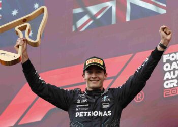 GEORGE Russell meraikan dengan trofi di atas podium Grand Prix (GP) Austria di Litar Red Bull Ring di Spielberg, Austria, malam tadi . - AFP