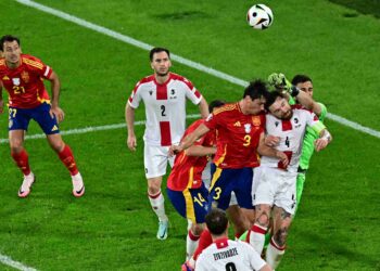 PEMAIN Georgia, Guram Kashia (kanan) dan Giorgi Mamardashvili merebut bola dengan pertahanan Sepanyol, Robin Le Normand (tengah) semasa perlawanan pusingan 16 UEFA Euro 2024 di Stadium Cologne. - AFP