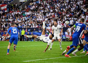 JUDE Bellingham melakukan sepakan akrobatik untuk menjaringkan gol pertama pasukannya menentang Slovakia di Arena AufSchalke, Gelsenkirchen, hari ini.  England menang 2-1. - AFP