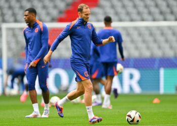 DALEY Blind (tengah) menjalani latihan bersama skuad Belanda menjelang pertemuan dengan Turkiye, esok-AFP