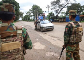 ANGGOTA etnik minoriti kumpulan bersenjata Ta'ang National Liberation Army mengawal di Kyaukme di utara Myanmar. -AFP