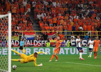 PENYERANG England, Ollie Watkins (tengah) merembat gol kedua pasukannya semasa perlawanan separuh akhir UEFA Euro 2024 antara Belanda dan England di BVB Stadion di Dortmund, hari ini. - AFP