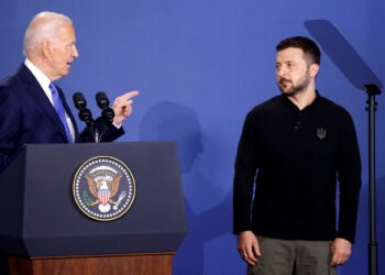 PRESIDEN AS, Joe Biden bersama Presiden Ukraine, Volodymyr Zelenskyy (kanan) semasa inisiatif Ukraine Compact di luar Sidang Kemuncak NATO di Pusat Konvensyen Walter E. Washington, di Washington.- AFP