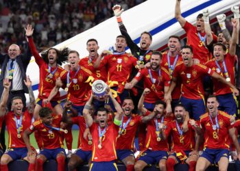 PENYERANG Sepanyol, Alvaro Morata menjulang trofi bersama rakan sepasukan selepas mengungguli UEFA Euro 2024 menentang England di Olympiastadion, Berlin, hari ini. - AFP