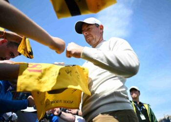 Rory Mcilroy ketika menandatangani autograf selepas sesi latihan menjelang Kejohanan Golf Terbuka British ke-152 di lapangan Diraja Troon, Scotland, dua minggu lalu. - AFP