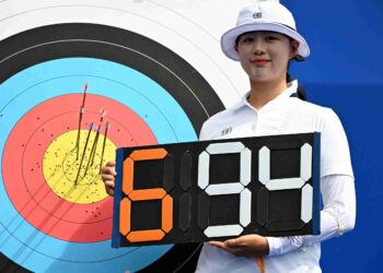 LIM Si-hyeon bergambar selepas pusingan kelayakan individu wanita memanah semasa Sukan Olimpik Paris 2024 di Esplanade des Invalides, Paris, hari ini. - AFP