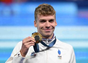 PEMENANG pingat emas Leon Marchand dari Perancis meraikan selepas acara renang rampaian individu 400m lelaki semasa Sukan Olimpik Paris 2024 di Arena Paris La Defense, semalam. - AFP