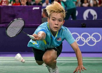 GOH Jin Wei ketika menentang Kim Ga Eun dari Korea Selatan dalam perlawanan terakhir peringkat kumpulan perseorangan wanita Sukan Olimpik Paris 2024 di Arena Porte de la Chapelle, hari ini. - AFP