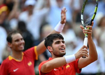 CARLOS Alcaraz (kiri) dan Rafael Nadal  menewaskan Tallon Griekspoor-Wesley Koolhof dari Belanda dalam perlawanan tenis pusingan kedua beregu lelaki di Stadium Roland Garros, semalam. - AFP