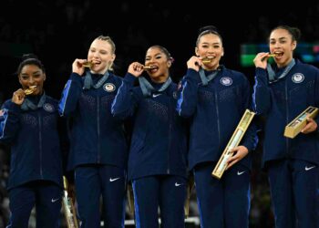 Simone Biles (kiri) bersama rakan sepasukan bergambar dengan pingat emas selepas aksi final gimnastik artistik berpasukan wanita semasa Sukan Olimpik Paris 2024 di Arena Bercy, semalam. - AFP