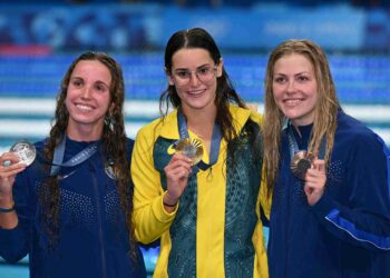 PEMENANG pingat perak, Regan Smith (kiri), bersama rakan senegara, Katharine Berkoff serta perenang Australia, Kaylee McKeown bergambar dengan pingat mereka selepas acara renang 100 meter (m) kuak lentang wanita semasa Sukan Olimpik Paris 2024 di Arena La Defense. - AFP