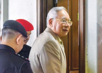 NAJIB Tun Razak ketika tiba di Mahkamah Tinggi Kuala Lumpur semalam. – UTUSAN/M. FIRDAUS M. JOHARI