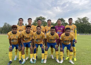 PARA pemain Perlis United yang mendakwa pihak pengurusan sudah lepas tangan sepenuhnya dalam isu tunggakan gaji berharap kerajaan negeri dapat campur tangan menyelesaikan tunggakan berkenaan.- UTUSAN