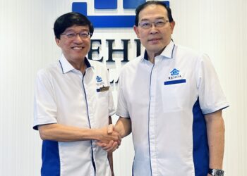 HO Hon Sang (kiri) bersama Timbalan Presiden Rehda Datuk Zaini Yusoff (kanan).