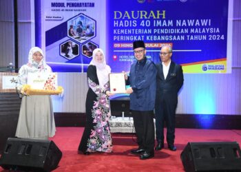 FADHLINA Sidek (dua dari kiri) menyerahkan sijil penyertaan selepas Daurah Hadis 40 Imam Nawawi Kementerian Pendidikan Malaysia Peringkat Kebangsaan Tahun 2024 di Hotel Seri Malaysia, Kangar, Perlis, hari ini. -UTUSAN/IZLIZAN OTHMAN