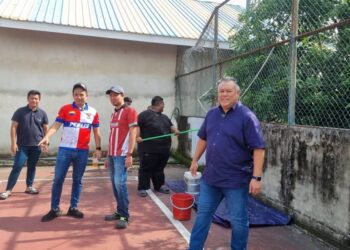 PEMUDA UMNO Bahagian Arau mengambil inisiatif gotong-royong membersih dan memperindahkan gelanggang futsal di Kampung Bongor Kudong, Arau, Perlis semalam.-UTUSAN