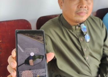 RASHIDI Shukri menunjukkan status terakhir yabg dimuat naik Muhammad Naqib sebelum terlibat kemalangan maut di Kampung Bayas, Jalan Padang Matsirat, Langkawi.