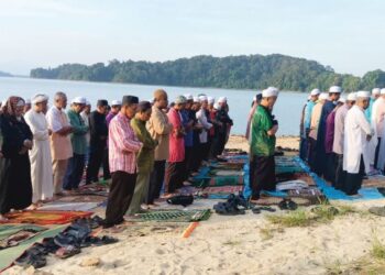 PENDUDUK menunaikan solat istisqa’ memohon hujan berikutan cuaca panas menyebabkan paras air di Tasik Bukit Merah di Bagan Serai, Perak, surut.