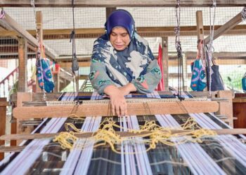 GAYAH Awang yang cacat penglihatan tekun menenun songket di rumahnya di Kampung Pasir Panjang, Kuala Terengganu. – MINGGUAN/PUQTRA HAIRRY ROSLI