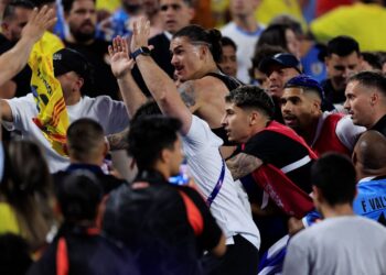 DARWIN Nunez turut terlibat dengan pergaduhan dengan penyokong Colombia selepas aksi separuh akhir Copa America di Stadium Bank of America di Charlotte, North Carolina, hari ini.-AFP