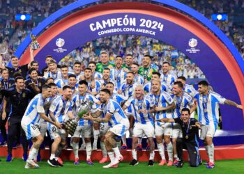 PEMAIN Argentina meraikan dengan trofi selepas kemenangan pasukan itu dalam perlawanan akhir CONMEBOL Copa America 2024 menentang Colombia di Stadium Hard Rock, Florida, hari ini. - AFP