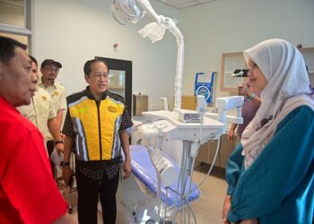 AHMAD Maslan (tengah) meninjau projek Klinik Kesihatan Kota Putera di Kampung Raja, Besut, Terengganu. - UTUSAN/PUQTRA HAIRRY ROSLI