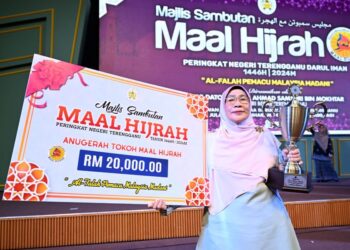 MASNAH Awang dipilih menerima anugerah Tokoh Maal Hijrah peringkat negeri Terengganu di Kuala Terengganu, semalam. - UTUSAN/KAMALIZA KAMARUDDIN