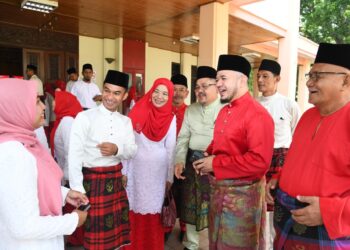 FATHUL Bari Mat Jahya (dua dari kanan) beramah mesra bersama pemimpin sayap UMNO selepas menyempurnakan Majlis Perasmian Mesyuarat Perwakilan Wanita, Pemuda dan Puteri UMNO Bahagian Kangar di Dewan Warisan, Kangar, Perlis hari ini. -UTUSAN/IZLIZAN OTHMAN