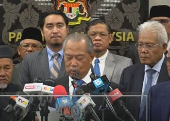 MUHYIDDIN Yassin (tengah) bersama ahli-ahli Parlimen Perikatan Nasional (PN) membantah keputusan Speaker Dewan Rakyat mengekalkan kerusi enam ahli Parlimen Bersatu yang memberi sokongan kepada Perdana Menteri.