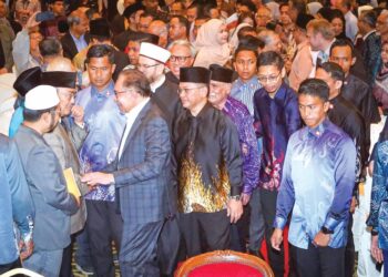ANWAR Ibrahim bersalaman dengan orang ramai ketika menghadiri majlis perasmian Forum Global Madani di Kuala Lumpur, semalam. Turut hadir Menteri di Jabatan Perdana Menteri (Hal Ehwal Agama), Datuk Dr. Mohd. Na’im Mokhtar. – UTUSAN/SADDAM YUSOFF