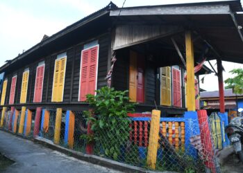 PENDUDUK menjalani kehidupan lebih baik di kediaman yang selesa di Kampung Nelayan Warna-Warni Seberang Ramai, Kuala Perlis.– UTUSAN/IZLIZAN OTHMAN