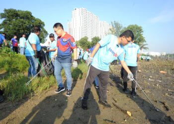 AKMAL Nasrullah Mohd. Nasir (kanan) dan Ling Tian Soon bersama 500 sukarelawan mengutip sampah  sempena Program Ceriakan Sungai Tebrau, Bakar Batu, Johor Bahru di sini. - UTUSAN/RAJA JAAFAR ALI