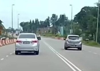 SEBUAH kereta dirakam memandu lawan arus dari Ayer Hitam ke Parit Raja, Johor, baru-baru ini.