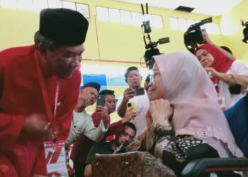 MOHAMAD HASAN hadir merasmikan Mesyuarat Perwakilan UMNO Bahagian Tenggara di Dewan Sri Sayong, Felda Sungai Sayong, Kota Tinggi, Johor, hari ini.