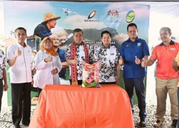 MOHAMAD Sabu (empat kiri) melancarkan Rafflesia, beras putih tempatan dihasilkan melalui program SMART SBB Kota Belud, Sabah, semalam.