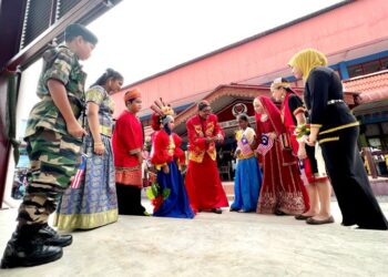 NILAI-NILAI tradisional seperti berbudi bahasa dan hormat-menghormati kadangkala diatasi oleh gaya hidup yang lebih mengutamakan kepentingan diri dan mementingkan kepantasan.